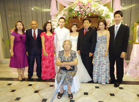 Chanyuth Hengtrakul (3rd right), advisor to the Deputy Minister of Interior and his wife Wilawan were guests of honour at the wedding ceremony of Ms Mingya from Taiwan and Phuwadon Hengtrakul, son of Pol. Lt. Col. Chaiwat (2nd left) and Supraporn Hengtrakul (left), held at the Montien Hotel, Pattaya recently.